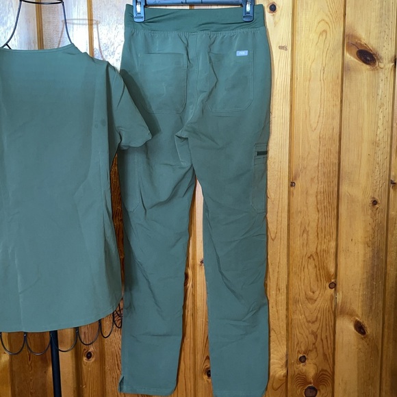 Moss green figs scrub set size XS/S nursing doctor scrub set straight leg pants - Picture 5 of 14